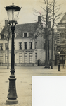 501614 Afbeelding van een lantaarnpaal met vernield glas op het Janskerkhof te Utrecht. Op de achtergrond het pand ...